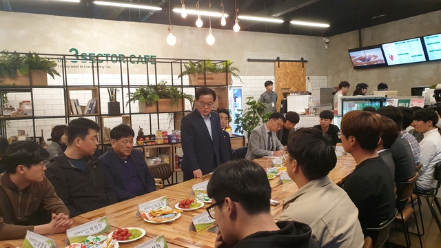 ▲ 칠곡군농업기술센터는 18일 청년괴짜방 칠곡지점에서 청년농업인 리더십 육성을 위한 워크숍을 가졌다.ⓒ칠곡군