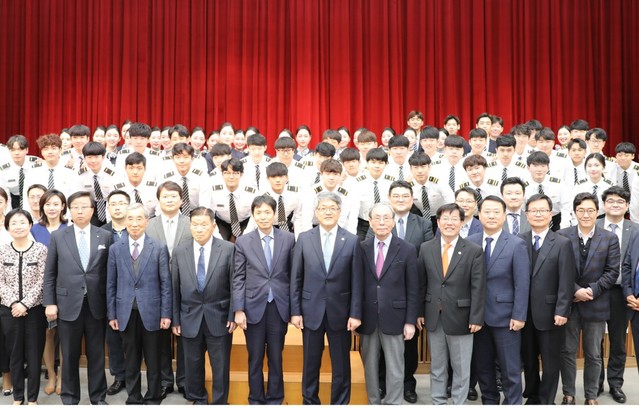 ▲ 지난 19일 한국교통대와 한국항공우주정책법학회가 항공우주법 학술대회를 열고 국내 항공사 관계자 등과 기념촬영을 하고 있다.ⓒ한국교통대