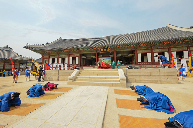 ▲ 성주군축제추진위원회가 22일 서울 경복궁에서 ‘세종대왕자태실 태봉안의식 재현행사’를 갖고 조선왕실의 전통의례인 ‘태봉안 의식’을 재현했다.ⓒ성주군