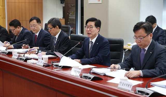 ▲ 양승조 충남도지사가 22일 지구의날을 맞아 도청에서 실국원장회의를 주재하고 있다.ⓒ충남도