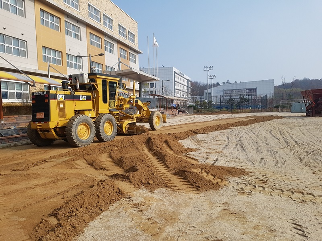▲ 세종시교육청이 학생들이 쾌적한 환경에서 체육활동을 할 수 있도록 ‘학교 마사토 운동장 환경 개선사업’을 추진한다. 사진은 세종시 관내 마사토 운동장 보유 학교의 운동장 개선공사를 진행하고 있는 장면.ⓒ세종시교육청