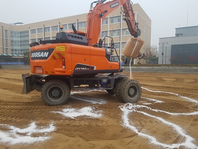 ▲ 세종시 관내 마사토 운동장 보유 학교의 운동장 개선공사를 진행하고 있는 가운데 염화칼슘(소금)을 포설하고 있는 장면.ⓒ세종시교육청