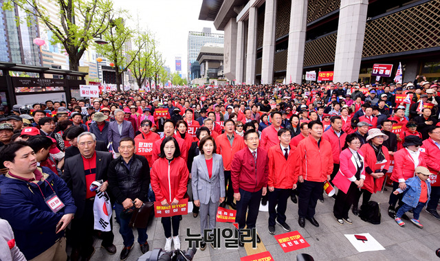 ▲ 자유한국당이 20일 오후 서울 세종문화회관 앞에서 '문재인 STOP, 국민이 심판합니다' 대규모 장외집회를 열었다.ⓒ박성원 기자