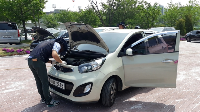 ▲ 도는 22일 운행차량의 안전도 확보와 정비불량으로 인한 교통사고 방지를 위해 경북자동차검사정비사업조합과 함께 도민체전을 찾는 내방객을 대상으로 자동차 무상점검에 나섰다.ⓒ경북도