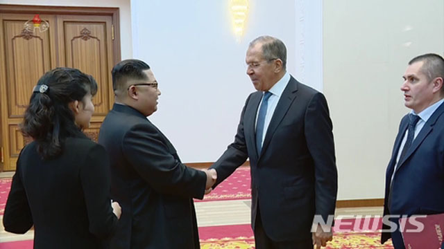 ▲ 남북정상회담, 중북정상회담에 이어 미북정상회담이 결정된 뒤 러시아는 세르게이 라브로프 외무장관을 북한에 보냈다. 지난해 6월 초 김정은과 만나는 세리게이 라브로프 장관. ⓒ뉴시스. 무단전재 및 재배포 금지.