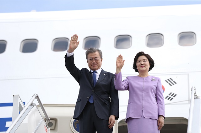 ▲ 21일 오전(현지 시간) 카자흐스탄 알마티 국제공항에 도착한 문재인 대통령과 부인 김정숙 여사. ⓒ청와대