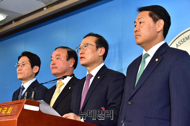 ▲ 여야 4당(홍영표 더불어민주당, 김관영 바른미래당, 장병완 민주평화당, 윤소하 정의당)원내대표들이 22일 오후 국회 정론관에서 선거제 개혁법안과 고위공직자비리수사처법 패스트트랙 처리에 대해 잠정합의 발표를 하고 있다. ⓒ이종현 기자