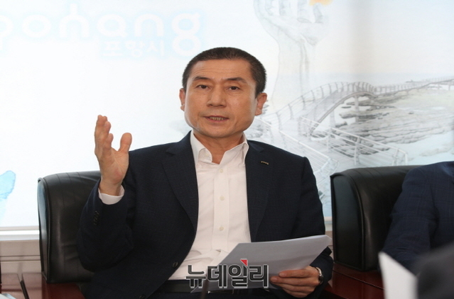 ▲ 이강덕 포항시장이 기자간담회에서 인재로 드러난 포항지진과 관련해 입장을 설명하고 있다.ⓒ뉴데일리