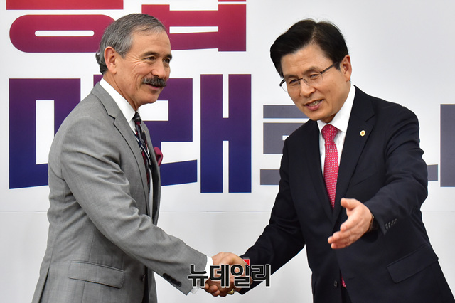 ▲ 황교안 자유한국당 대표가 22일 오전 국회 당대표실에서 해리 해리스 주한 미국 대사를 만나 인사를 나누고 있다.ⓒ이종현 기자