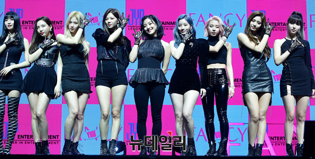 ▲ '팬시(FANCY)'의 포인트 안무로 포즈를 취하고 잇는 트와이스.ⓒ정상윤 기자