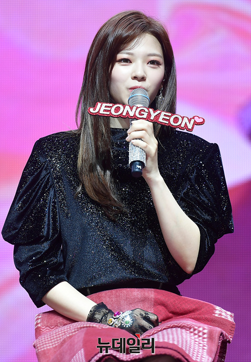 ▲ 정연은 데뷔이래 처음으로 긴 머리를 선보였다.ⓒ정상윤 기자