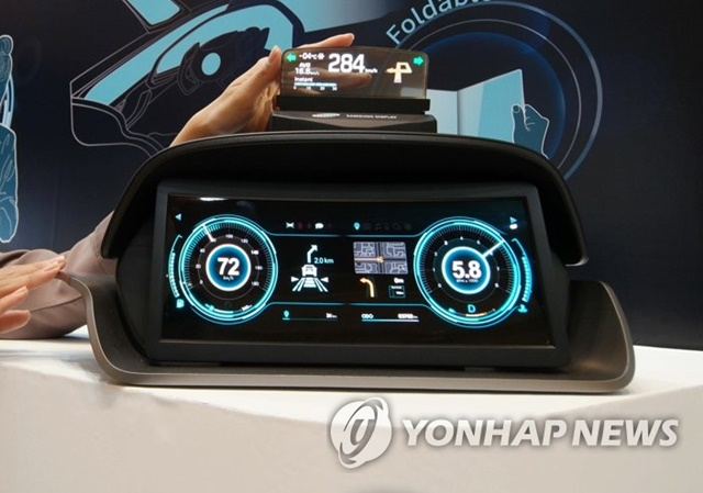 ▲ 삼성디스플레이의 12.3인치 차량용OLED 클러스터와 4.94인치 투명 OLED HUD. ⓒ연합뉴스