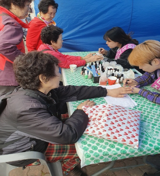 ▲ 선린대학교 뷰티디자인과 학생들이 장애인의 날 기념식에 참석해 봉사활동을 펼쳤다.ⓒ선린대학교