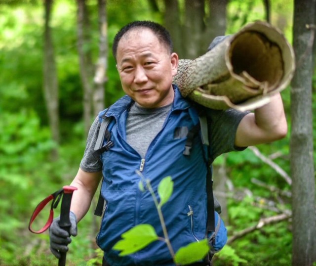 ▲ 지난해 자신이 관리하는 산에서 두충나무 껍질을 채취하고 산에서 내려오고 있는 정진호씨.ⓒ정진호 제공