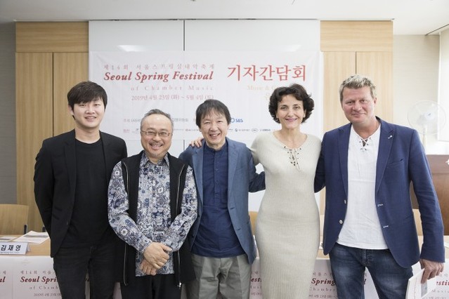 ▲ 왼쪽부터 노부스콰르텟 김재영, 피아니스트 당 타이 손, 강동석 SSF 예술감독, 하피스트 이자벨 모레티, 첼리스트 라슬로 페뇨.ⓒ서울스프링실내악축제사무국