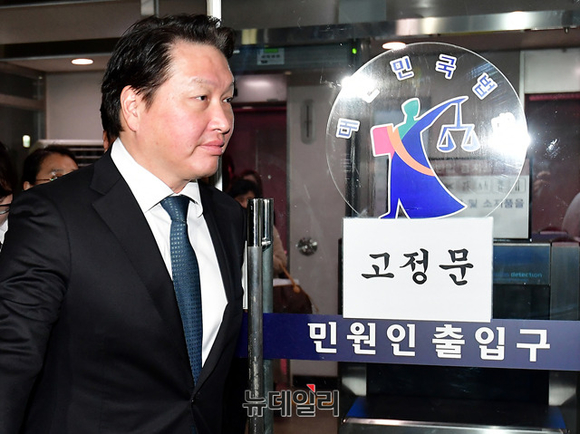▲ 최태원 SK 회장이 지난해 1월 서울가정법원에서 열린 2차 이혼조정기일에 참석한 후 법원을 빠져나오고 있다. ⓒ뉴데일리