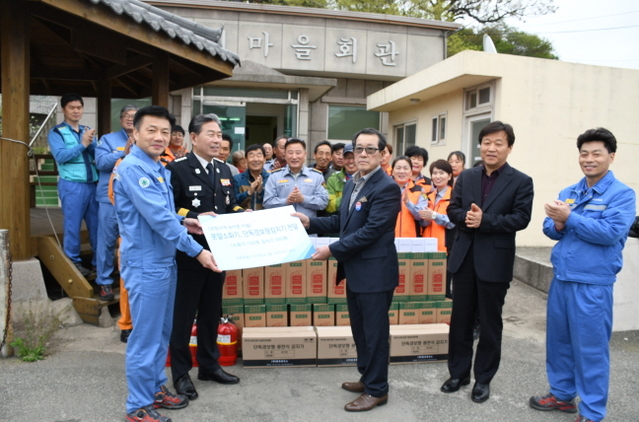 ▲ 전달식에서 송치영 포스코 안전환경담당 부소장과 최준철 흥환1리 이장이 기념사진을 찍고 있다.ⓒ포스코