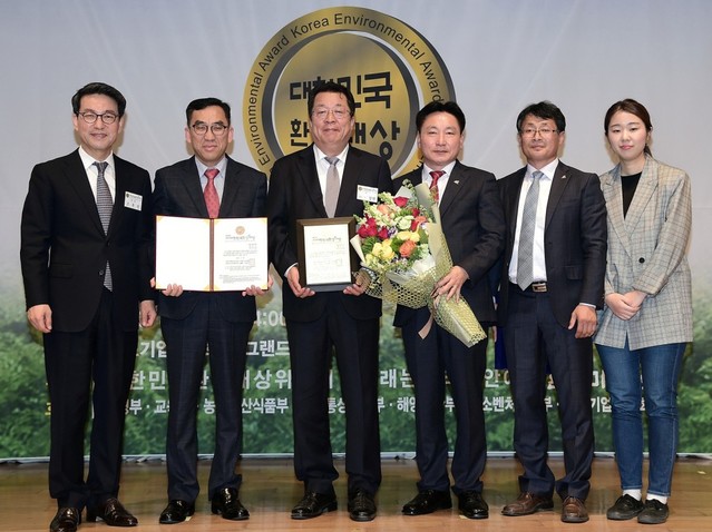 ▲ 23일 이상천 제천시장(왼쪽 세번째)이 환경대상을 받고 시상 관계자, 시청 공무원들과 기념촬영을 하고 있다.ⓒ제천시