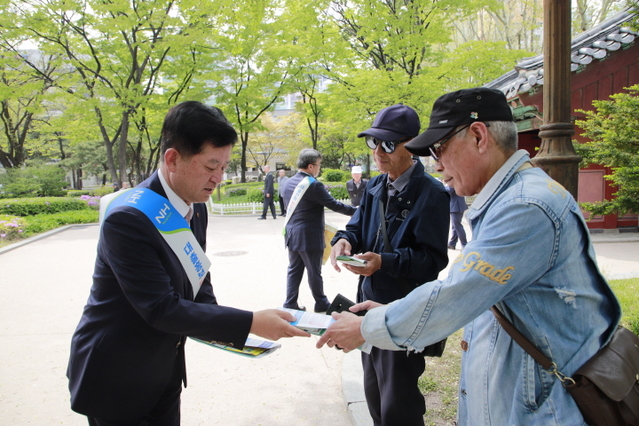 ▲ 소성모 농협중앙회 상호금융 대표이사가 23일 탑골공원에서 ﻿시민들에게 전기통신금융사기 예방 및 대포통장 근절을 위한 홍보활동을 하고 있다. ⓒ 농협중앙회