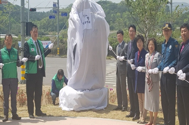 ▲ 김형일 월성원전 대외협력처장이 박차양 도의원 등 지역주민 대표들과 함께  준공 기념비 제막식을 하고 있다.ⓒ월성원전
