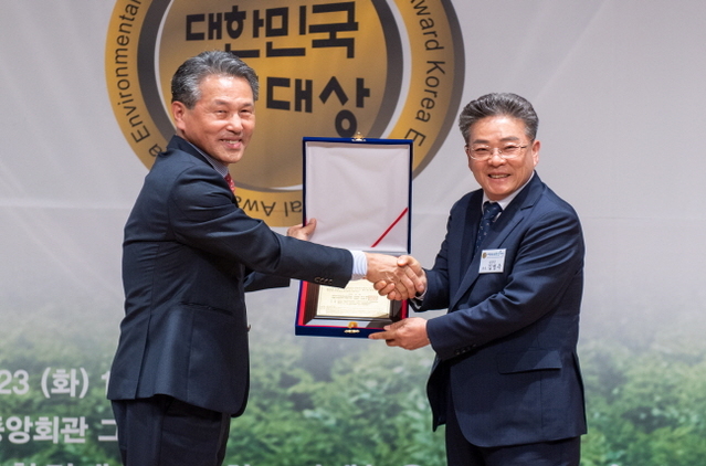 ▲ 김병수(오른쪽)울릉군수가 23일 대한민국 환경 대상을 수상하고 있다.ⓒ울릉군