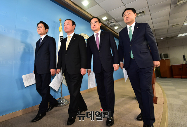 ▲ 여야 4당(홍영표 더불어민주당, 김관영 바른미래당, 장병완 민주평화당, 윤소하 정의당)원내대표들이 22일 오후 국회 정론관에서 선거제 개혁법안과 고위공직자비리수사처법 패스트트랙 처리에 대해 잠정합의를 발표 후 회견장을 떠나고 있다.ⓒ이종현 기자