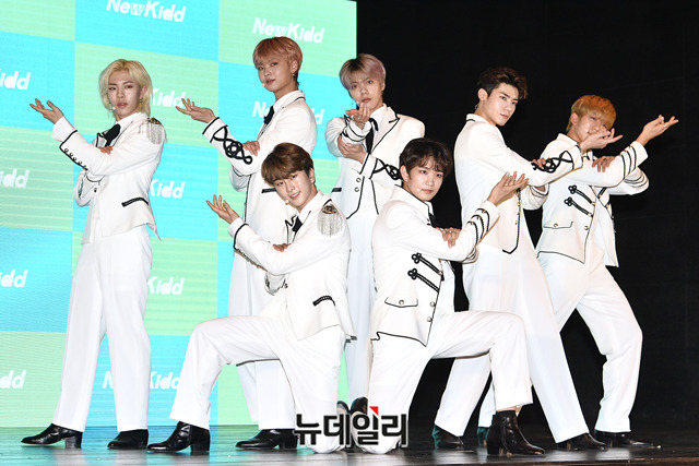 ▲ 아이돌그룹 '뉴키드(지한솔, 진권, 윤민, 우철, 휘, 최지안, 강승찬)'가 타이틀곡 '뚜에레스(Tu eres)' 무대와 뮤직비디오를 첫 공개하고 본격적인 가수 활동을 시작했다. ⓒ박성원 기자