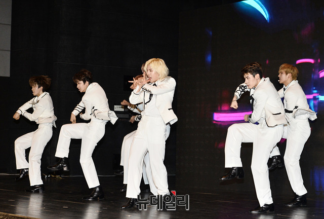 ▲ 아이돌그룹 '뉴키드(지한솔, 진권, 윤민, 우철, 휘, 최지안, 강승찬)'가 타이틀곡 '뚜에레스(Tu eres)' 무대와 뮤직비디오를 첫 공개하고 본격적인 가수 활동을 시작했다. ⓒ박성원 기자