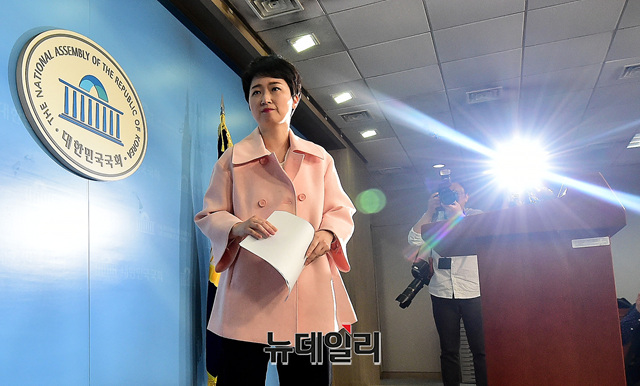 ▲ 이언주 바른미래당 의원이 23일 오후 국회 정론관에서 패스트트랙 합의안 추인에 반발해 탈당을 선언을 한 후 회견장을 떠나고 있다. ⓒ이종현 기자