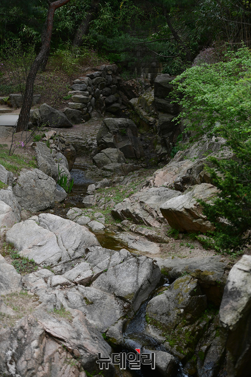 ▲ '성락원'전원에 위치한 '쌍류동천' 같은 하늘 아래 흐르는 두 물줄기를 뜻한다.ⓒ정상윤 기자