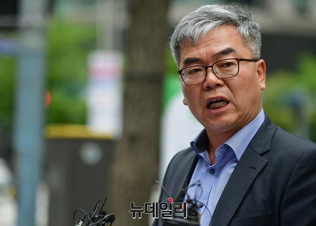 ▲ 김수민 작가의 법률대리인 박훈 변호사가 23일 오후4시 서울 종로구 서울지방경찰청에 윤지오 씨에게 '허위사실 적시 명예훼손'과 '모욕' 혐의로 고소장을 접수하고 입장을 밝히고 있다. 박훈 변호사는 기자회견문을 통해 