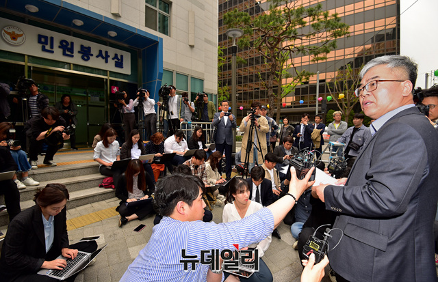 ▲ 김수민 작가의 법률대리인 박훈 변호사가 23일 오후4시 서울 종로구 서울지방경찰청에 윤지오 씨에게 '허위사실 적시 명예훼손'과 '모욕' 혐의로 고소장을 접수하고 입장을 밝히고 있다. 박훈 변호사는 기자회견문을 통해 