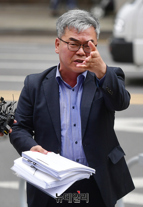 ▲ 김수민 작가의 법률대리인 박훈 변호사가 23일 오후4시 서울 종로구 서울지방경찰청에 윤지오 씨에게 '허위사실 적시 명예훼손'과 '모욕' 혐의로 고소장을 접수하고 입장을 밝히고 있다. 박훈 변호사는 기자회견문을 통해 