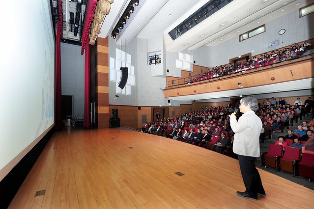 ▲ 오성열 박사가 23일 군위 삼국유사교육문화회관에서 열린 강연을 펼치고 있다.ⓒ군위군