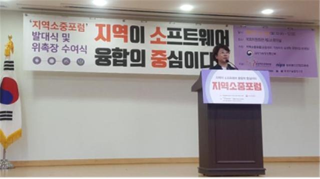 ▲ 이달희 경북도 정무실장이 지난 22일 국회에서 열린 지역소중포럼이 참석해 융합을 통한 일자리 창출을 강조했다.ⓒ경북도