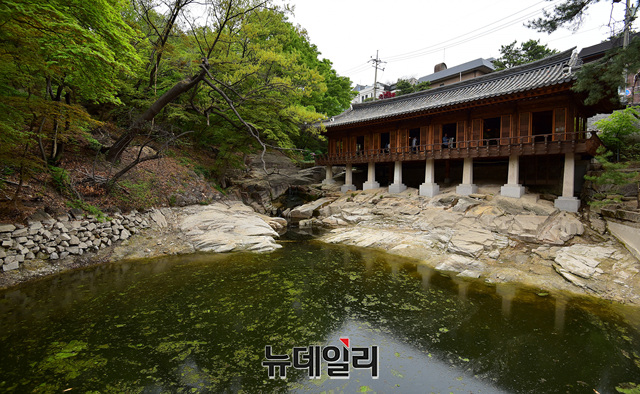 ▲ '송석정'은 배산임수의 명당에 위치해있다. 흐르는 물소리를 들으며 옛 선비들의 전원에서의 삶을 느낄 수 있다.ⓒ정상윤 기자