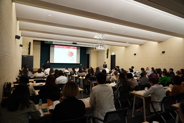 ▲ 이대서울병원 첨단의생명연구원은 지난 23일 이대서울병원 대강당에서 ‘보건의료 빅데이터의 연계 활용 강화 심포지엄’을 개최했다. ⓒ이대서울병원