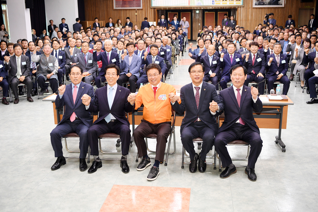 ▲ 시청 대회의실에서 열린 간담회는 이철우 도지사를 비롯해 고윤환 문경시장, 박영서‧고우현 도의원, 김인호 시의회 의장, 시의회 의원, 문경시 기관·사회단체장과 주민대표 등 300여 명이 참석한 가운데 열렸다.ⓒ문경시