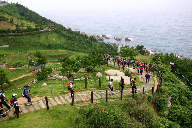 ▲ 경북도는 오는 27일부터 5월 12일까지 ‘2019년 봄 여행주간’을 운영한다. 사진은 영덕 블루로드 해파랑길.ⓒ경북도