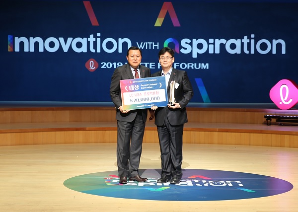 ▲ 황각규 롯데지주 부회장(왼쪽)과 정승원 LC USA 상무가 24일 서울 잠실 롯데콘서트홀에서 열린 ‘2019 롯데 포럼’에서 밸류 챔피언 어워드를 마치고 기념사진을 찍고 있다. ⓒ롯데