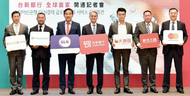 ▲ 지난 23일 하나금융의 GLN(Global Loyalty Network) 대만 파트너사인 타이신 금융그룹 사옥에서 개최된 ‘하나멤버스 대만결제 시범서비스’ 론칭 기념 행사에서 하나금융과 타이신금융그룹, 대만 현지 주요 파트너사 관계자들이 기념촬영을 하고 있다. 
왼쪽부터 쟝쏭쩐 에버리치 부총경리, 쉬에동또우 패밀리마트 CEO, 김정태 하나금융 회장, 우동량 타이신금융그룹 회장, 황쓰웨이 RT마트 재무총재, 우씬창 신광미츠코시 백화점 부총경리, 최동천 마스터카드 지역총재.ⓒ하나금융
