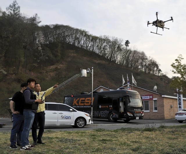 ▲ 육군 37사단과 경찰이 합동으로 드론을 활용한 군·경 합동작전을 펼치고 있다.ⓒ육군37사단 제공