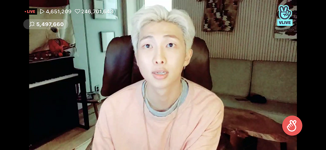 ▲ 지난 23일 밤 RM은 '네이버 V 앱'을 통해 팬들에게 앨범 뒷 이야기를 전했다.ⓒ네이버 V 앱 화면 캡쳐