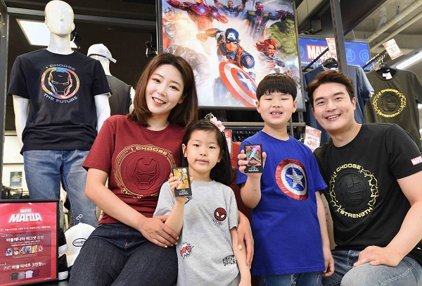 ▲ 화 ‘어벤져스: 엔드게임’ 개봉 첫날인 24일 홈플러스 강서점에서 모델들이 마블 티셔츠와 한정판 마그넷을 선보이고 있다. ⓒ홈플러스
