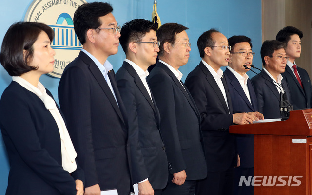 ▲ 24일 서울 여의도 국회 정론관에서 자유한국당 김광림 의원을 비롯한 의원들이 문정권 정책 실패 땜질 추경 관련 자유한국당 입장 기자회견을 하고 있다. ⓒ뉴시스