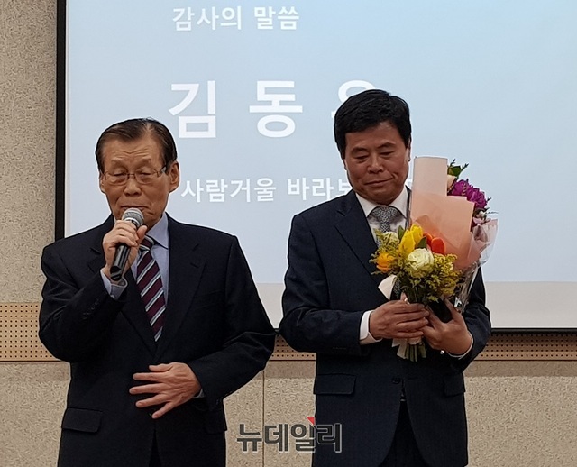 ▲ 지난 4월 22일 청주문화산업진흥재단에서 열린 YTN청주지국장 겸 충청취재본부장의 저서 ‘사람거울 바라보기’ 출판기념식에서 라기정 전 청주시장이 저자에게 덕담을 하고 있다. ⓒ뉴데일리 D/B