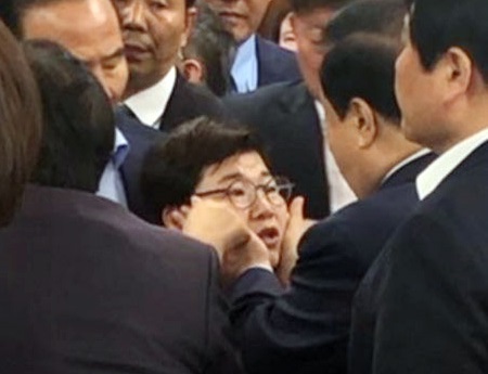 ▲ 문희상 국회의장이 패스트트랙 철회를 요구하며 24일 오전 서울 영등포구 여의도 국회의장실을 항의방문한 자유한국당 의원들과 이야기를 나누다 다른 일정으로 의장실을 나가려던 중 임이자 의원의 얼굴을 만지고 있다. ⓒ송희경 의원실