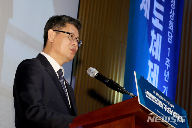 ▲ 김연철 통일부 장관이 24일 오후 서울 중구 서울특별시청에서 신한반도체제 구상과 남북관계 주제로 열린 '4.27 남북정상회담 1주년 기념 학술회의'에 참석해 축사를 하고 있다. ⓒ뉴시스