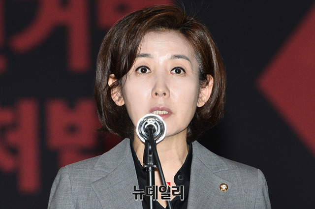 ▲ 나경원 자유한국당 원내대표가 24일 오전 국회 로텐더홀에서 열린 비상의원총회에서 선거법·공수처법 여야4당 패스트트랙 즉각 철회를 요구하며 발언하고 있다. ⓒ박성원 기자