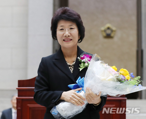▲ 박보영 대법관이 2017년 12월 29일 오전 서울 서초구 대법원에서 열린 퇴임식에서 꽃다발을 들고 있다. ⓒ뉴시스